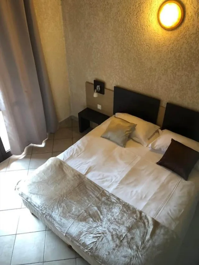 Family, 1 Queen and 1 Single Bed, Hotel le Saint Jean 1/1