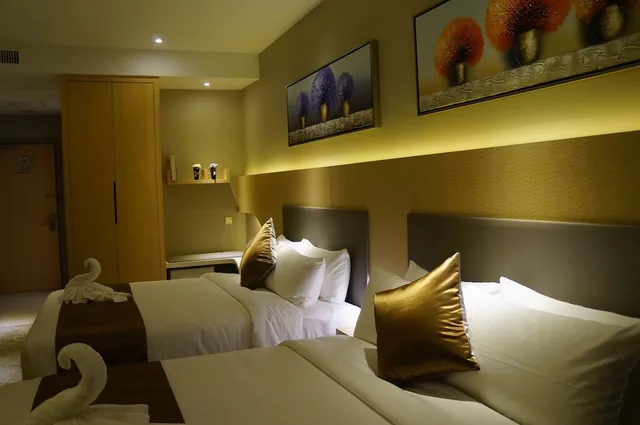 Premier, 2 Queen Beds, Greens Hotel And Suites 3/5