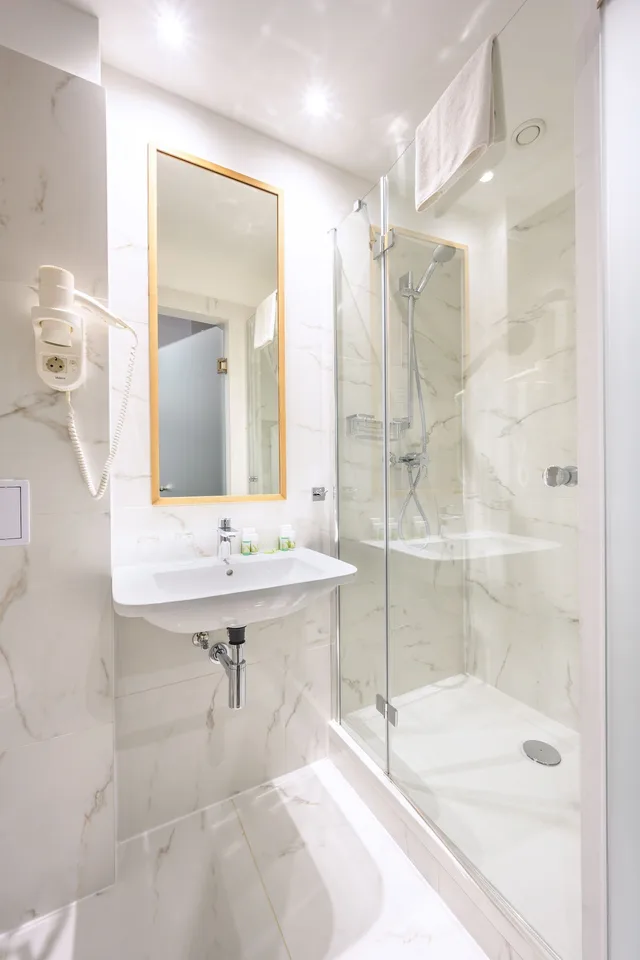 غرفة سوبيريور بسرير كوين مع أريكة، ROOMbach Hotel Budapest Center 3/3