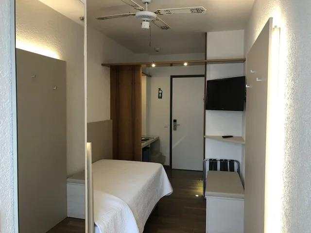غرفة قياسية مفردة، Hotel Campione 9/11