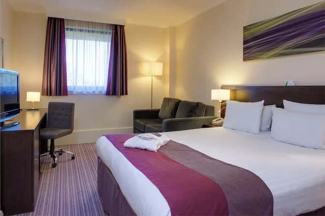 غرفة قياسية بسرير كوين مع أريكة، Holiday Inn Leamington Spa - Warwick, an IHG Hotel 4/8