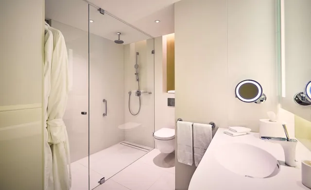 غرفة تنفيذية ركنية بسرير كينج مع دخول صالة النادي، Hilton Amsterdam Airport Schiphol 1/1