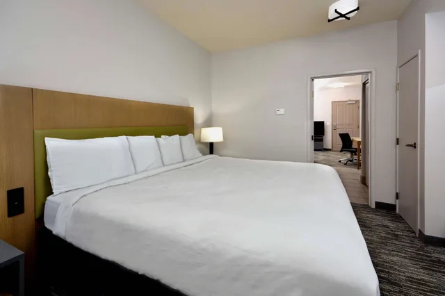 جناح بسرير كينج بغرفة نوم واحدة، Country Inn & Suites by Radisson, Asheville West near Biltmore 1/4