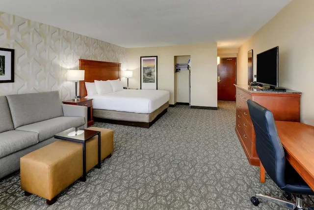 غرفة بسرير كينج مع أريكة في طابق مرتفع، Drury Inn & Suites Marion 3/6