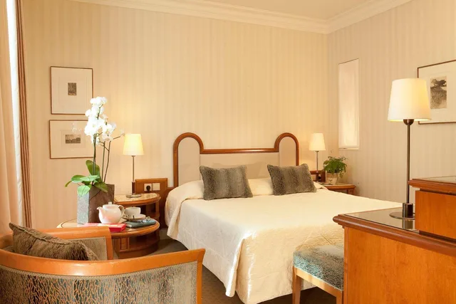 Room, Double Bed, De L Arcade 2/4
