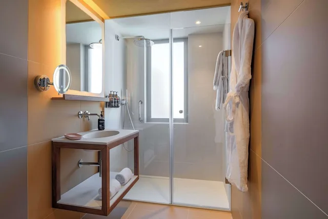 غرفة قياسية بسرير كينج بشرفة، Canopy by Hilton Cannes 4/5