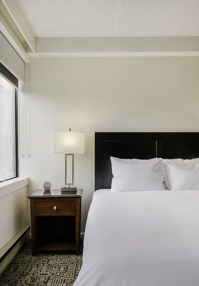 Studio, Queen Bed, Mountain Side، Mountain Side Hotel Whistler By Executive 1/4