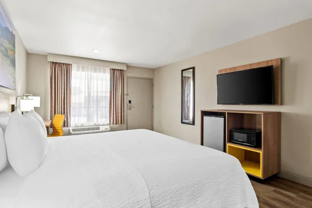 غرفة بسرير كينج، Days Inn by Wyndham Fontana / Rialto 4/6