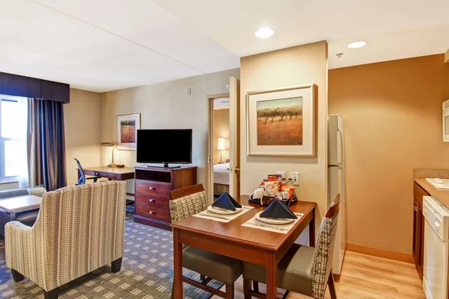 جناح بريميوم بسرير كينج بغرفة نوم واحدة، Homewood Suites By Hilton Toronto Mississauga 2/2