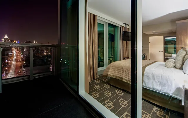 غرفة تنفيذية بسرير كوين بشرفة في طابق مرتفع، Wyndham Garden Chinatown Hotel 6/7