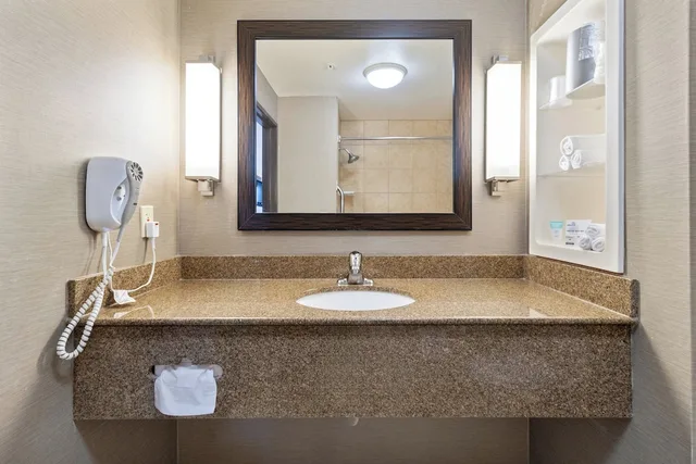 جناح بسرير كينج بغرفة نوم واحدة بحوض جاكوزي، Holiday Inn Express Hotel Suites Barstow Outlet Center 10/10