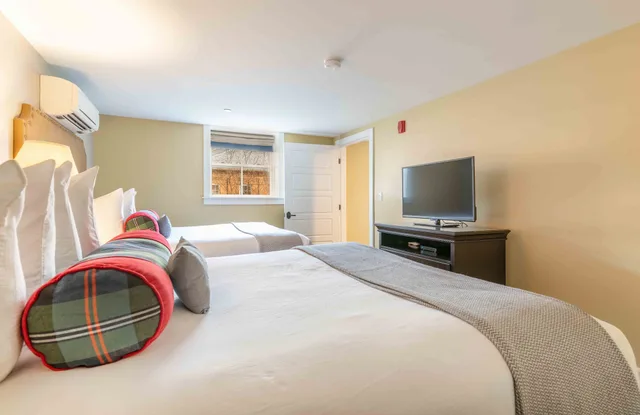 جناح بسريرين كوين بشرفة مع أريكة لذوي الإعاقة، Inn at Diamond Cove 2/4