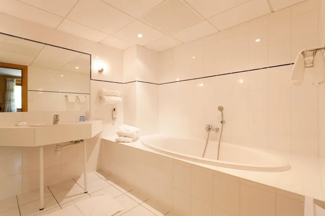 Suite, King Bed, Bath and Shower, Living Area، Best Western Plus Hotel and SPA Le Schoenenbourg 6/6