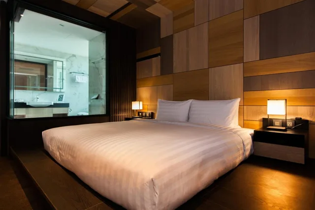 جناح تنفيذي، Hotel East 4/7
