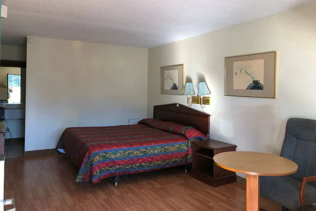 غرفة بسرير كينج لغير المدخنين، Night Inn by Hotel O Selma I 95 1/2