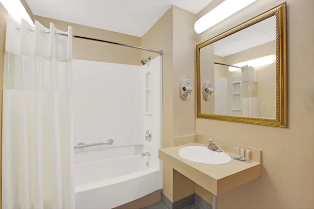 غرفة بسرير كينج، Travelodge by Wyndham Parsippany 7/10