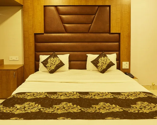 Deluxe, Double Bed, Hotel Alibaba Mumbai 6/10