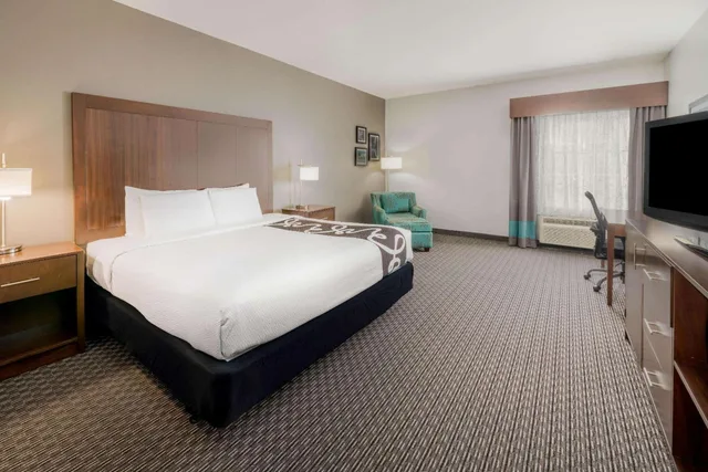غرفة بسرير كينج بحوض استحمام لذوي الإعاقة، La Quinta Inn & Suites by Wyndham Fort Worth Arlington West 4/5