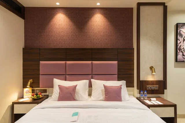 Deluxe, King Bed, Royal Rawal - Luxury Boutique Hotel 3/4
