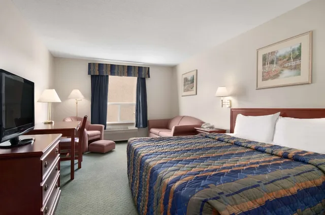 Upgrade, King Bed، Travelodge By Wyndham Stony Plain 2/5