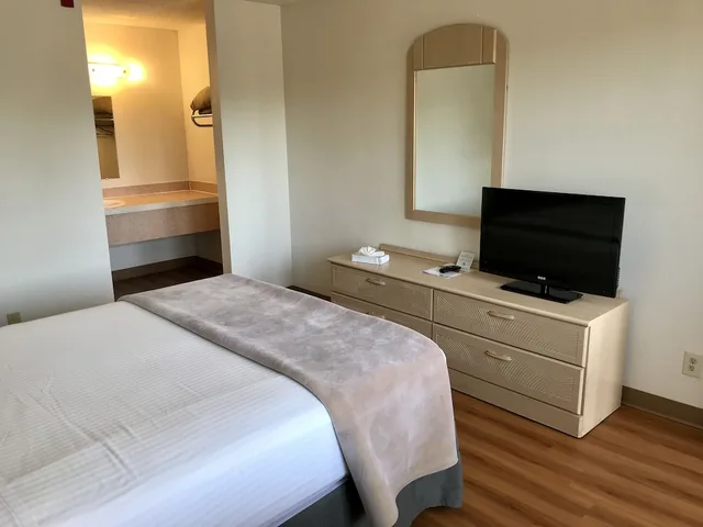 غرفة قياسية بسرير كوين، Sea-Tac Airport Value Inn 5/6