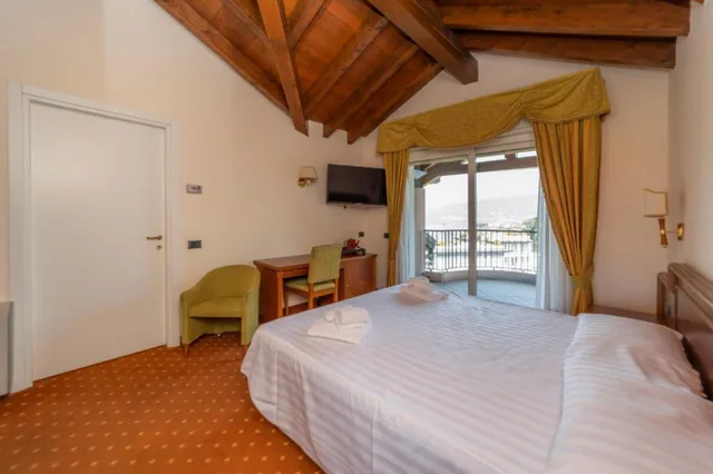 جناح جونيور، Hotel Della Torre 1/4