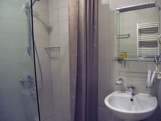 غرفة كبيرة بسرير بطابقين وسرير كوين، Nabadi Hotel 3/3