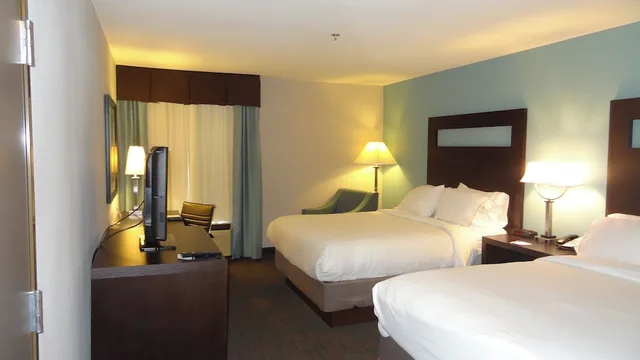 غرفة قياسية بسريرين كوين، Holiday Inn Express Kansas City - Bonner Springs an IHG Hotel 6/8