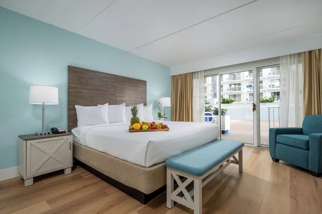 Suite, King Bed, Sofa, Pool Floor، Princess Royale Oceanfront Resort 1/3