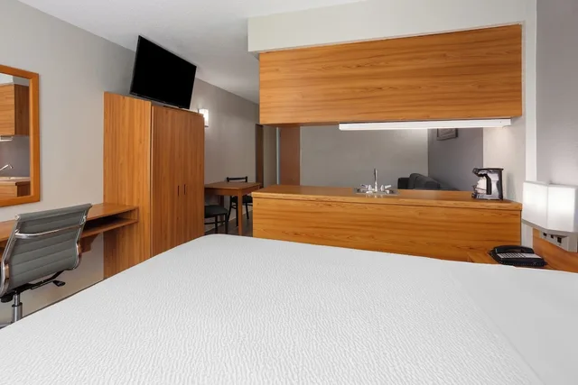 جناح استوديو بسرير كوين مع أريكة، Microtel Inn And Suites Ann Arbor Plymouth Rd 4/5