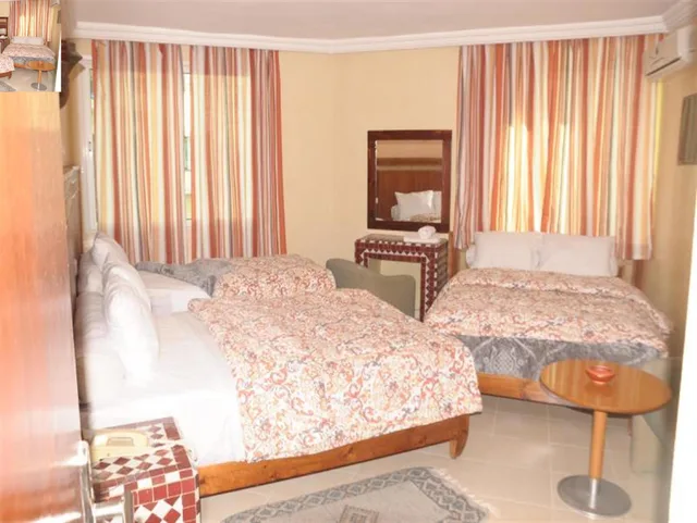 غرفة رباعية، Hotel Colisee 1/2
