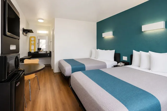 غرفة قياسية بسريرين مزدوجين، Motel6 Camarillo, CA 3/10