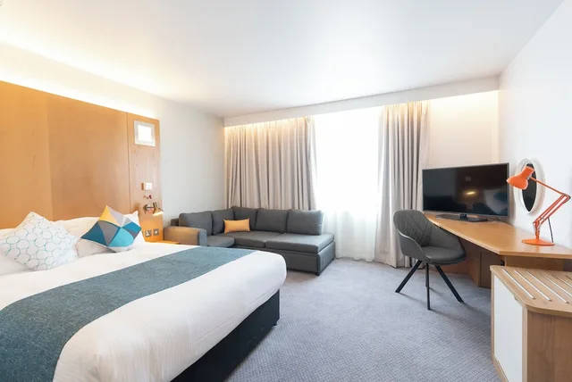 غرفة قياسية بسرير كوين مع أريكة، Holiday Inn Bournemouth 3/10
