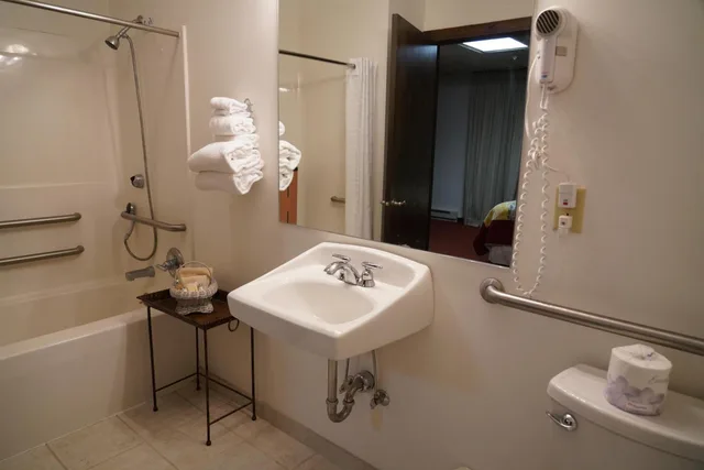 غرفة بسرير كوين لذوي الإعاقة، RiverBank Lodge 5/6