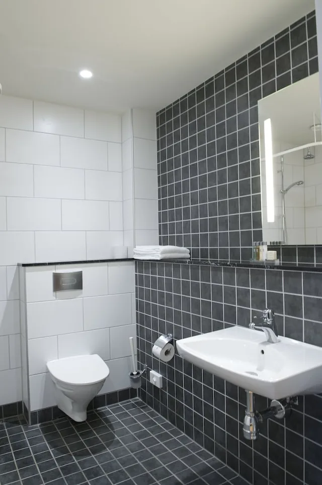 غرفة قياسية بسرير مزدوج أو سريرين منفصلين، Hotel Bishops Arms Koping 9/10