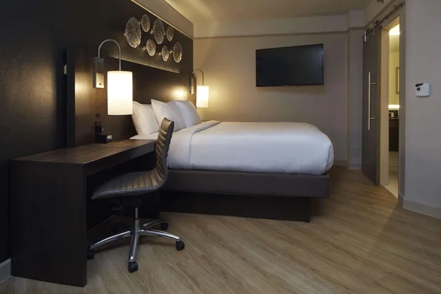 استوديو بسرير كينج، Embassy Suites by Hilton Atlanta Galleria 1/2