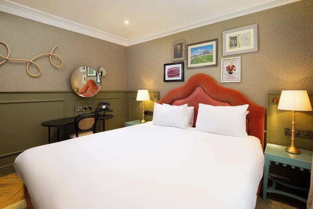غرفة ديلوكس بسرير كينج، Elmbank York, Tapestry Collection by Hilton 2/5