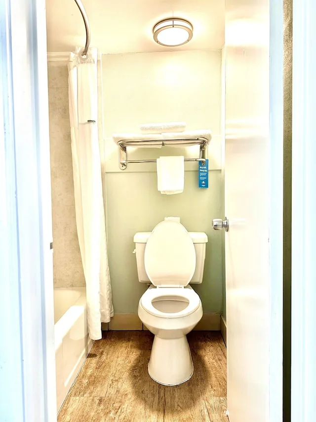 غرفة تنفيذية بسرير كينج، Days Inn By Wyndham Pensacola - Historic Downtown 3/3