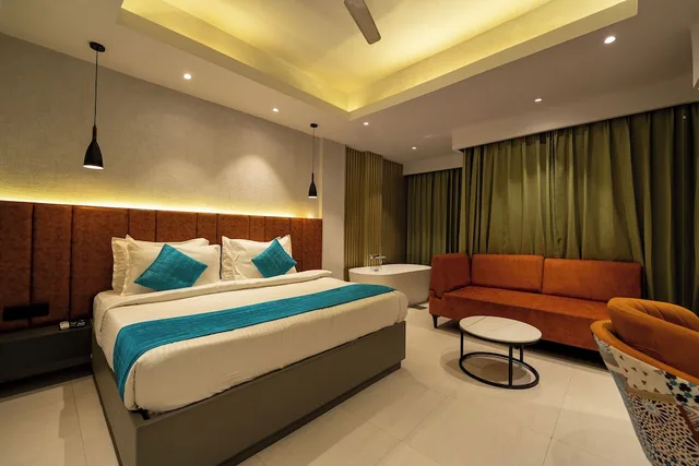 غرفة تنفيذية بسرير كينج، SKI Hotels And Resorts 1/9