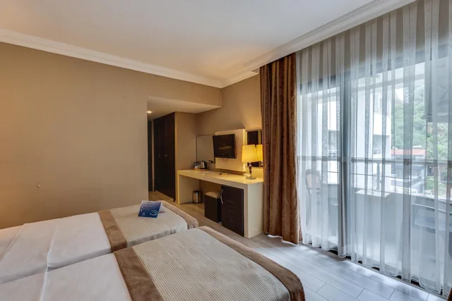 غرفة بسرير مزدوج أو سريرين منفصلين بإطلالة على المدينة، Faros Premium Beach - Adults Only (16+) 2/4