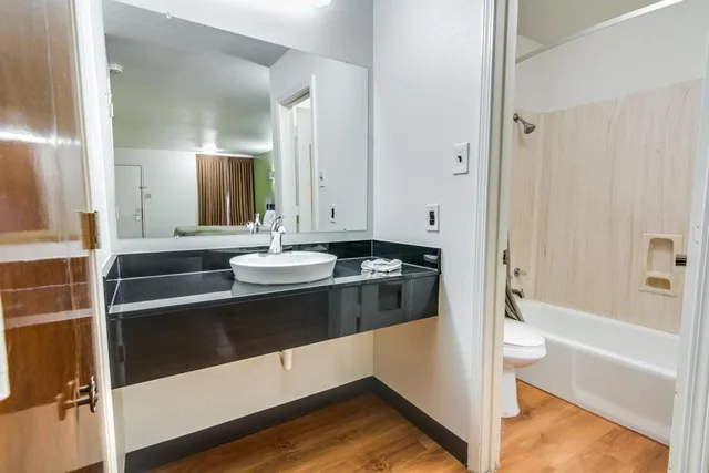 1 King Bed - Mobil Access Tub Nsmk Micfridg، Motel6 Longview Tx North 5/5