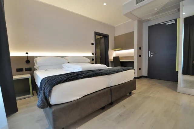 Standard, King Bed, Garda Life 8/10