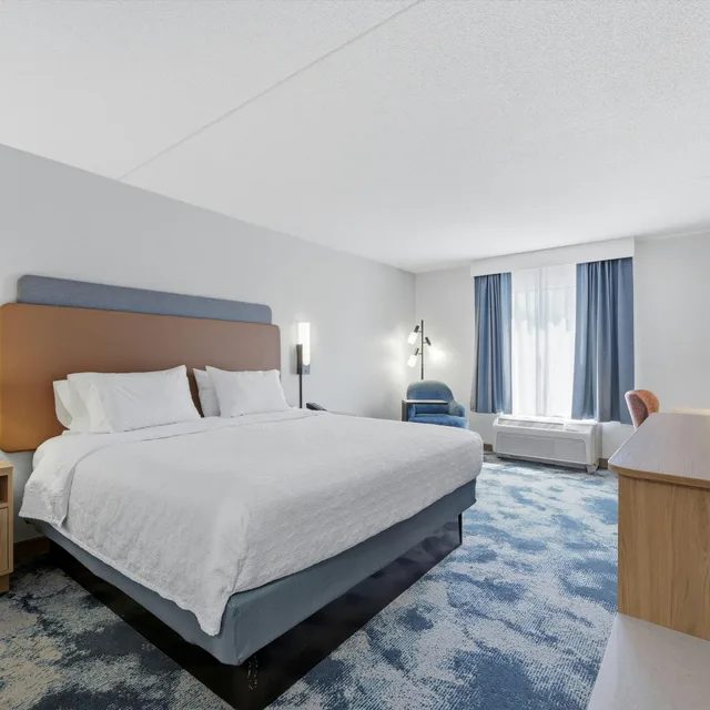Room, King Bed, Peloton، Hampton Inn Martinsburg South-Inwood 1/10