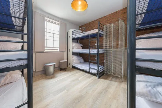 Mixed Dorm, 12 Beds, Shared Bathroom، Publove the Green Man Hostel 1/4