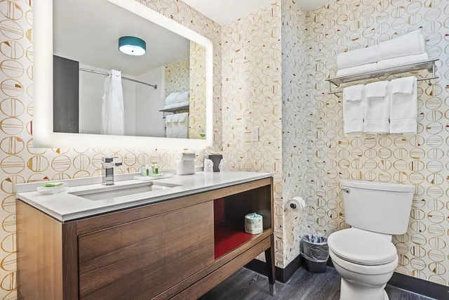 جناح بسرير كينج بمنطقة جلوس، Holiday Inn St. Petersburg West 9/10