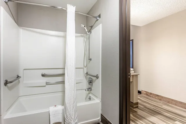 غرفة بسرير كينج، Comfort Inn Cleveland Airport 4/4