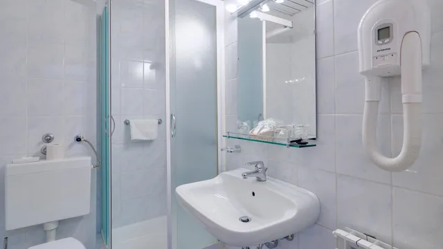 غرفة بسرير مزدوج أو سريرين منفصلين بإطلالة على البحر بشرفة، Hotel Komodor 9/10