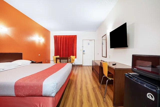 Deluxe, King Bed, Sofa, Accessible, Motel6 Covington, TN 1/4