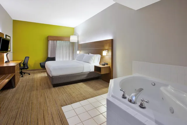 غرفة قياسية بسرير كوين بحوض جاكوزي لذوي الإعاقة، Holiday Inn Express Hotel And Suites Cincinnati Northeast Milford 7/7