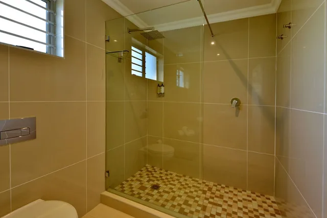 غرفة كلاسيكية بسريرين منفصلين وسرير كينج بغرفة نوم واحدة في الملحق، Val Du Charron Coach House 7/7